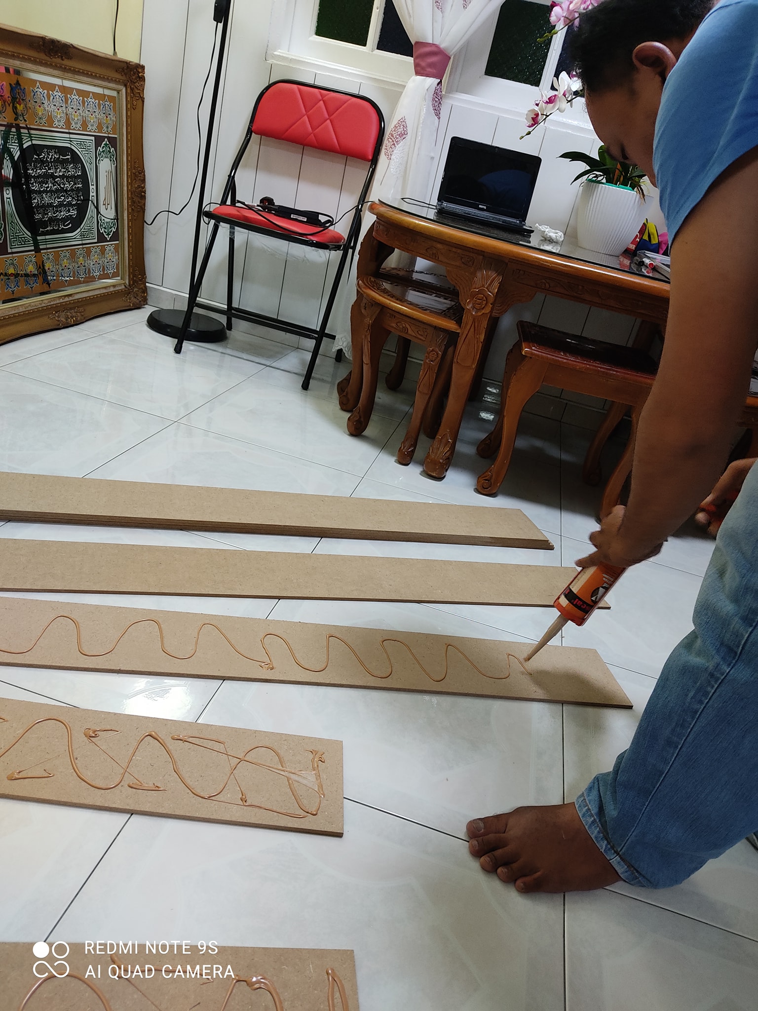 cara pasang kayu shiplap pada ruang tamu