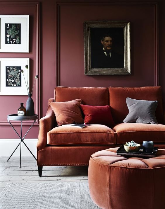 cat dinding untuk ruang tamu warna maroon gelap (burgundy)